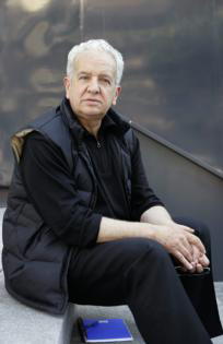 José Carlos Plaza, ayer, ante el teatro Valle-Inclán de Madrid  SIGEFREDO