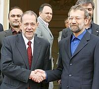 El alto representante de Política Exterior de la UE, Javier Solana (izda), saluda al negociador nuclear de Irán, Ali Lariyani, antes de la reunión que ambos mantienen hoy en Madrid para analizar el conflicto generado por el programa nuclear de este país. /EFE