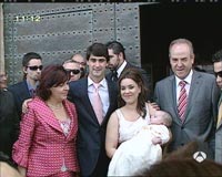 Jesulín de Ubrique y María José Campanario a la salida de la iglesia donde bautiizaron a su hijo, Jesús.