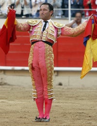 César Rincón paseó las banderas de España y de Colombia en su triunfal despedida junto a José Tomás y Serafín Marín en una plaza llena a reventar