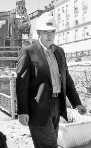 J. M. SERRANO  Emilio Carrillo en una visita a las obras de la Encarnación