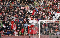 Proetarras boicotean en San Mamés el minuto de silencio por Carrasco