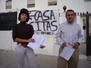 Los vecinos afectados muestran las denuncias ante un cartel señalando la casa de citas. A. B. P..