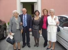 Las hijas del homenajeado,Luisa, en el extremo derecho, y Alice, en el izquierdo, durante el acto de homenaje en Lisboa