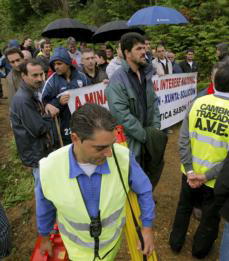 EFE  Un topógrafo de Adif retira su material ante las protestas de los trabajadores de Serrabal