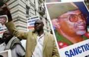 REUTERS. Manifestantes apoyan a la Corte Penal y protestan contra el presidente sudanés, a las puertas de su Embajada en Londres