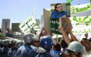 REUTERS  Manifestación de apoyo al hijo de Gadafi, ayer ante la embajada de Suiza en Trípoli