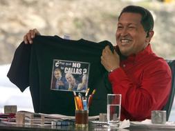 Fotografía cedida por el Palacio de Miraflores en la que se observa al presidente de Venezuela, Hugo Chávez, durante su programa dominical Aló Presidente número 315, en Caracas, mostrando la camiseta que le regaló el rey Juan Carlos I./ ARCHIVO