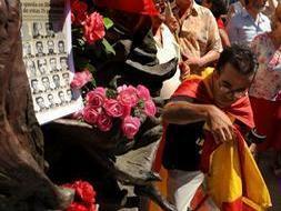 Concentración en la plaza de la República Dominicana, en Madrid, donde en 1986 doce agentes de la Guardia Civil murieron en un atentado en el que participó De Juana. /AFP