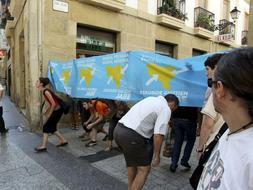 Zona de la calle donostiarra Juan de Bilbao cortada a los medios de comunicación por simpatizantes del etarra. /EFE