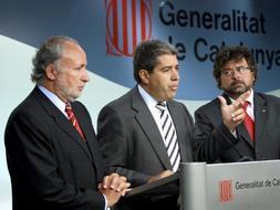 El conseller de Economía y Finanzas, Antoni Castells (derecha), junto a los representantes de CiU, Antoni Fernádez Teixidó (izquierda), y Francesc Homs (centro), en rueda de prensa conjunta. /EFE