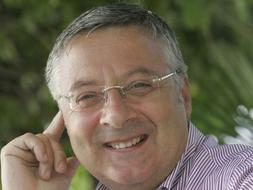 El vicesecretario general del PSOE, José Blanco, posa durante una entrevista realizada por la agencia EFE en la Isla de Arousa, Pontevedra.