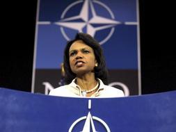 La secretaria de Estado estadounidense, Condoleezza Rice, durante una conferencia de prensa tras la reunión extraordinaria de la OTAN. /EFE