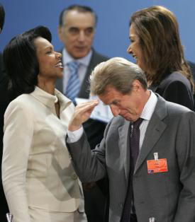 La Alianza Atlántica suspende temporalmente las relaciones con Moscú