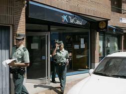 Atracan un banco, secuestran al director y escapan tras robarle el coche a la Policía