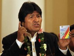 El presidente de Bolivia, Evo Morales, con la nueva Constitución. /AP