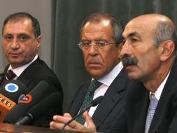El ministro ruso de Asuntos Exteriores Sergey Lavrov (c),el ministro de Exteriores de Abjasia, Sergei Shamba (i), y su homólogo de Osetia del Sur Murat Dzhioev (d), durante una rueda de prensa en Moscú. /EFE