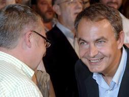El número uno y el número dos del PSOE, José Luis Rodríguez Zapatero y José Blanco, sonríen en el XI Congreso Regional del partido en Castilla y León. /EFE