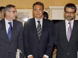 El presidente del Gobierno, José Luis Rodríguez Zapatero, acompañado por el presidente de la Camara de Comercio de Estados Unidos en España Jaime Malet, y el secretario general de la Presidencia del Gobierno, Bernardino Leon durante el encuentro en Nueva York con empresarios estadounidenses con intereses en España./ EFE