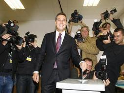 El ultranacionalista Strache deposita su papeleta, seguido por los reporteros gráficos y audiovisuales. /REUTERS