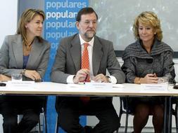 María Dolores de Cospedal (izquierda) y Mariano Rajoy con la presidenta madrileña, Esperanza Aguirre, instantes antes del cónclave mantenido hoy con los presidentes autonómicos 'populares' para analizar la situación de la financiación sanitaria. /EFE
