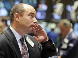 Wall Street se muestra escéptica ante el plan de rescate ya que los inversores no creen que vaya a  solucionar la situación económica./ AFP