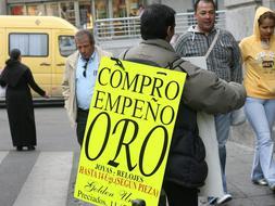 La crisis satura el Monte de Piedad y las tiendas de empeños y compraventa de oro