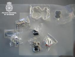 La Policia intercepta 17.000 joyas falsas que se comercializaban en joyerías y por Internet