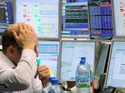 Un inversor alemán examina la evolución del mercado de Francfurt, que ha registrado grandes pérdidas, en línea con los mercados europeos./ Efe