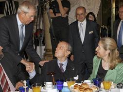 El presidente de la Xunta de Galicia, saluda al presidente fundador del PP, Manuel Fraga, en presencia de Ana Pastor, en el desayuno organizado en Madrid por Nueva Economía Fórum, /EFE