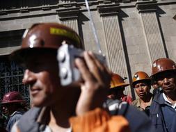 Seguidores de Evo Morales han estado más de 18 horas a las puertas del Congreso, a la espera del resultado de la votación./ AP