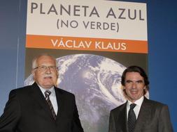 El presidente checo, Václav Klaus (i), quien ha cuestionado en su libro 'Planeta azul (no verde)' la "peligrosa" teoría del cambio climático. /Efe