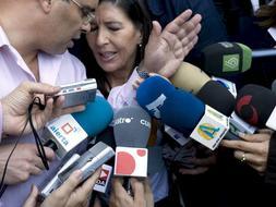 Juana Gálvez, la secretaria del Juzgado Penal 1 de Sevilla sancionada por no encarcelar al presunto asesino de Mari Luz Cortés, durante el comunicado que ha leído a las puertas de la Audiencia de Sevilla. /EFE