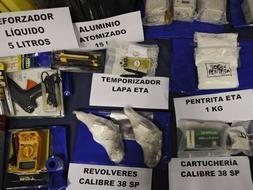 Parte del arsenal incautado al 'comando Nafarroa' desarticulado esta madrugada en Pamplona./ Efe