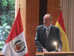 El Rey Juan Carlos, pronuncia unas palabras durante la reunión que ha presidido en la sede del BBVA Banco Continental. /Efe