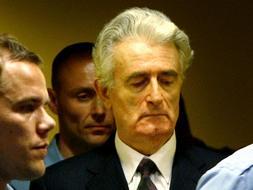 Karadzic ha sido interrogado sobre si las detenciones de musulmanes bosnios y la creación de comisiones de guerra formaban parte de una estrategia política.