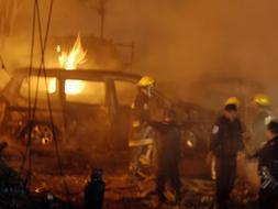 Miembros de los cuerpos de rescate trabajan en una avenida muy concurrida de Ciudad de México para eextinguir las llamas ocasionadas por el accidente de avioneta. /Efe