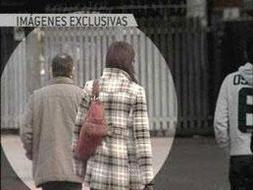 De Juana paseando tranquilamente por las calles de Belfast, junto a su mujer. /Antena 3 TV