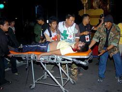 Uno de los heridos tras la explosión es trasladado al hospital. /EFE