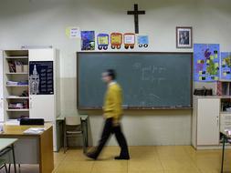 Polémica por los símbolos religiosos. «No quieres crucifijo, pero vistes a tu hija de Virgen en Navidad»
