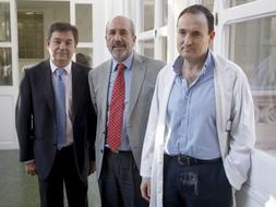 El doctor Felipe García (d), del Sevicio de Enfermedades Infecciosas del Hospital Clínico de Barcelona, el doctor Juan Carlos López Bernaldo de Quirós (i), de la Unidad de Enfermedades Infecciosas y VIH del Hospital Gregorio Marañón de Madrid, y el doctor Mariano Esteban (c), investigador del CSIC, en el Clínico de Barcelona donde han anunciado el inicio de los ensayos. /Efe