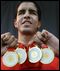 Enhamed Enhamed mostró sus medallas durante la visita a ABC / ERNESTO AGUDO