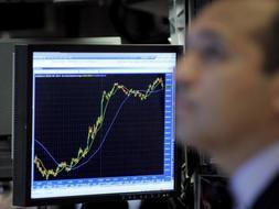 Un corredor de bolsa trabaja en Wall Street. /Efe