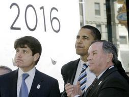 Imagen de archivo de abril del año pasado que muestra al entonces senador demócrata Barack Obama (C) junto con el alcalde de Chicago Richard M. Daley (d) y el gobernador de Illinois Rod Blagojevich (i) durante un acto electoral en Chicago, Estados Unidos. /Ap