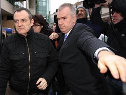 El etarra De Juana Chaos ha llegado al tribunal acompañado de su esposa. / Efe