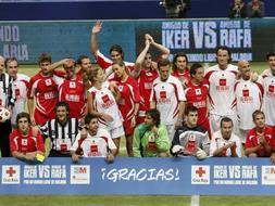 Los deportistas participantes en el encuentro solidario entre los equipos del portero del Real Madrid Iker Casillas y el del tenista Rafael Nadal posan tras disputar de las tres competiciones -carrera de karts, partido de fútbol y de tenis- en el Palacio de los Deportes de Madrid. / Efe