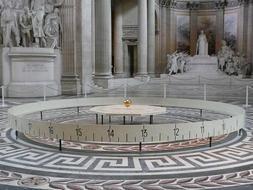 El péndulo de Foucalt, en el Panteón de París, que demuestra la rotación de la Tierra. / Archivo
