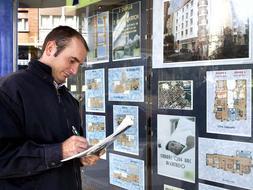 La compraventa de pisos cae un 32,6% en los nueve primeros meses de 2008. / Archivo