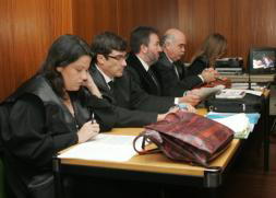 El abogado asesinado (en el centro de la imagen) durante el juicio de la «operación Pipol» | ABC