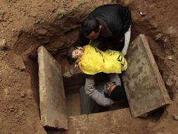 Hasta el momento ya son más de 350 muertos en las ofensivas aéreas consecutivas. Según la agencia de noticias de Naciones Unidas, al menos 62 de las víctimas mortales son civiles. /Ap